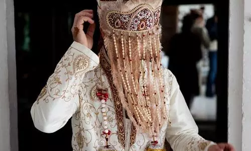 कांड हो गया दूल्हे के सामने, माथे पर दिखी चिंता की लकीरें