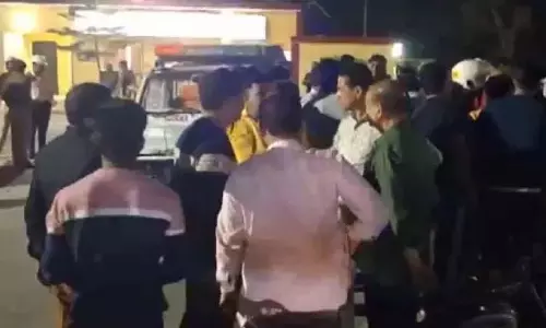 बदमाश ने घर में घुसकर 3 लोगों की हत्या कर दी: पुलिस ने जांच शुरू की बदमाश ने घर में घुसकर 3 लोगों की हत्या कर दी: पुलिस ने जांच शुरू की
