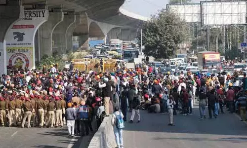 Ludhiana: रंगाई उद्योग और कार्यकर्ताओं के बीच गतिरोध से यात्री परेशान Ludhiana: रंगाई उद्योग और कार्यकर्ताओं के बीच गतिरोध से यात्री परेशान