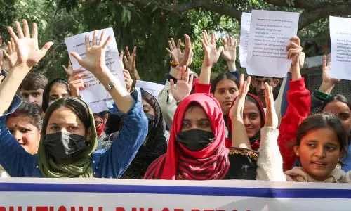विकलांग एसोसिएशन ने Srinagar में विरोध प्रदर्शन किया