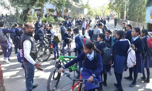 VVIP मूवमेंट का खामियाजा स्थानीय निवासियों और छात्रों को भुगतना पड़ा VVIP मूवमेंट का खामियाजा स्थानीय निवासियों और छात्रों को भुगतना पड़ा