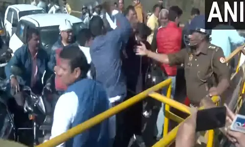 राहुल गांधी को संभल जाने से रोकने पर Ghazipur बॉर्डर पर कांग्रेस कार्यकर्ताओं, यात्रियों के बीच हाथापाई