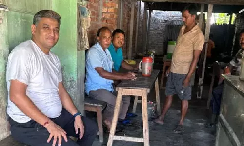 Dinajpur के डीएम ने लोगों की परेशानियों का प्रत्यक्ष अनुभव लेने के लिए गुप्त रूप से साइकिल चलाई