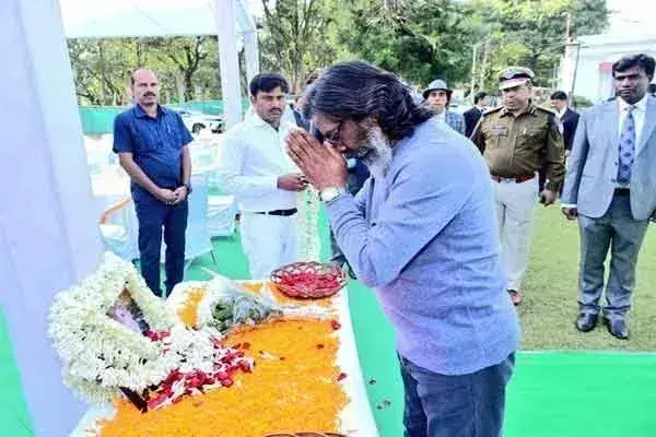 Jharkhand High Court के चीफ जस्टिस के पिता के श्रामकर्म में शामिल हुए सीएम Jharkhand High Court के चीफ जस्टिस के पिता के श्रामकर्म में शामिल हुए सीएम
