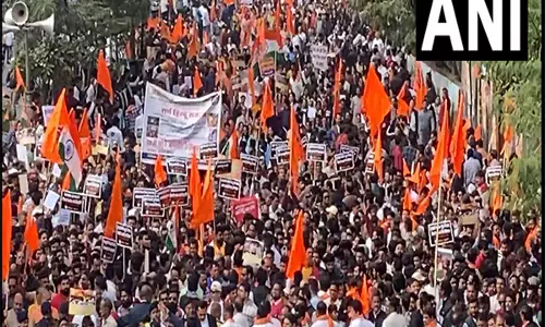 Madhya Pradesh: बांग्लादेशी हिंदुओं पर अत्याचार के विरोध में हिंदू संगठनों ने इंदौर में रैली निकाली
