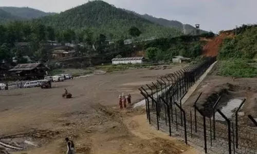 Manipur : सीमा बाड़ और एफएमआर को खत्म करने को लेकर चुराचांदपुर में विरोध Manipur : सीमा बाड़ और एफएमआर को खत्म करने को लेकर चुराचांदपुर में विरोध