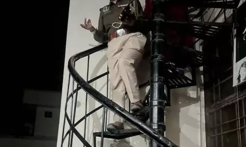 मंत्री और महिला एसएचओ के बीच नोकझोंक, बताया फर्जी थानेदार, गिरफ्तारी की मांग मंत्री और महिला एसएचओ के बीच नोकझोंक, बताया फर्जी थानेदार, गिरफ्तारी की मांग
