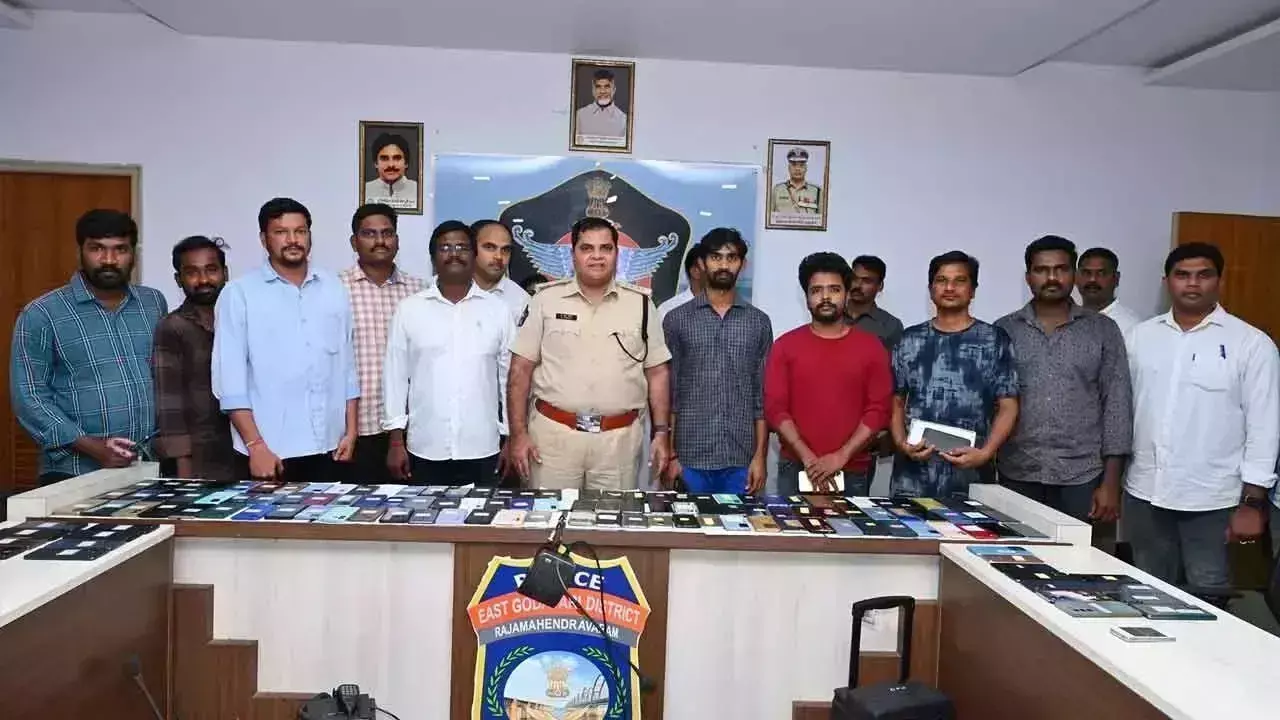 Andhra Pradesh: पूर्वी गोदावरी पुलिस ने 450 मोबाइल फोन बरामद किए Andhra Pradesh: पूर्वी गोदावरी पुलिस ने 450 मोबाइल फोन बरामद किए