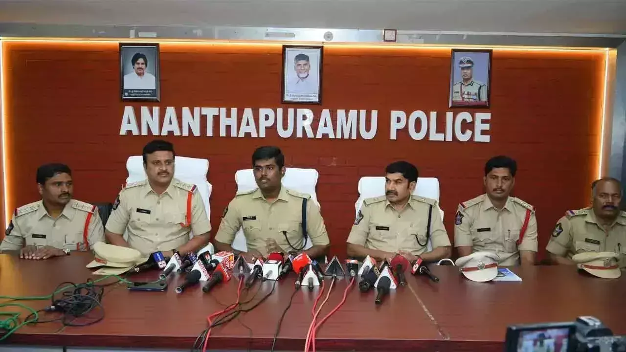 Anantapur: सतर्कता अधिकारियों ने पेट्रोल पंपों पर की औचक जांच