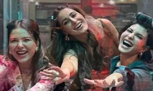 Nargis Fakhri ने अपनी बहन की हत्या के मामले में गिरफ्तारी के बीच जैकलीन और सोनम के साथ तस्वीर पोस्ट की Nargis Fakhri ने अपनी बहन की हत्या के मामले में गिरफ्तारी के बीच जैकलीन और सोनम के साथ तस्वीर पोस्ट की