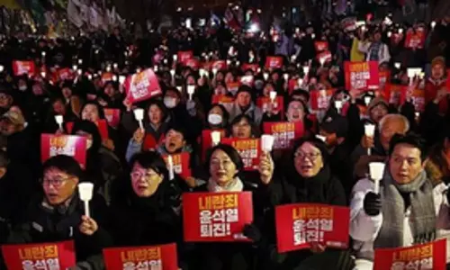 South Korea: यून विरोधी प्रदर्शनकारियों ने देशभर में मोमबत्ती जलाकर रैलियां निकालीं South Korea: यून विरोधी प्रदर्शनकारियों ने देशभर में मोमबत्ती जलाकर रैलियां निकालीं