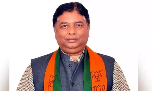 Sat Sharma ने कश्मीर में वरिष्ठ भाजपा नेताओं के साथ युवती की बैठक की