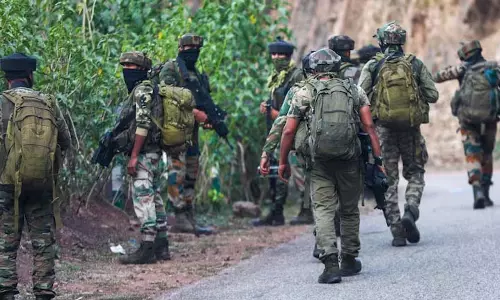 Jammu and Kashmir : त्राल में आतंकवादियों ने सेना के जवान को गोली मारी, हॉस्पिटल में भर्ती Jammu and Kashmir : त्राल में आतंकवादियों ने सेना के जवान को गोली मारी, हॉस्पिटल में भर्ती