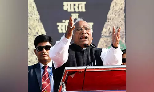 Rahul-प्रियंका को संभल जाने से रोके जाने पर खड़गे ने कही ये बात