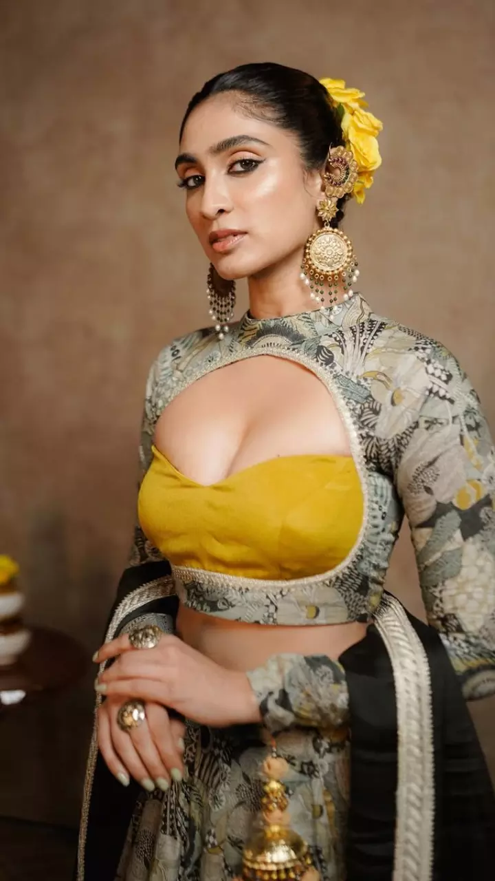 दीप्ति सती का सिज़लिंग लुक