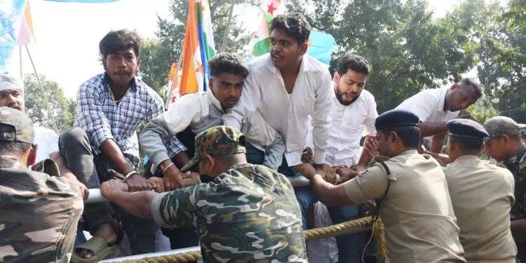 भर्ती परीक्षाओं में ‘अनियमितताओं’ को लेकर NSUI ने Odisha विधानसभा के बाहर विरोध प्रदर्शन किया