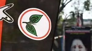 AIADMKs two-leaves symbol: हाईकोर्ट ने चुनाव आयोग के लिए समय सीमा तय की