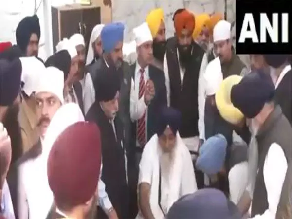 हत्या की कोशिश के एक दिन बाद Sukhbir Badal ने तख्त श्री केसगढ़ साहिब में सेवा की