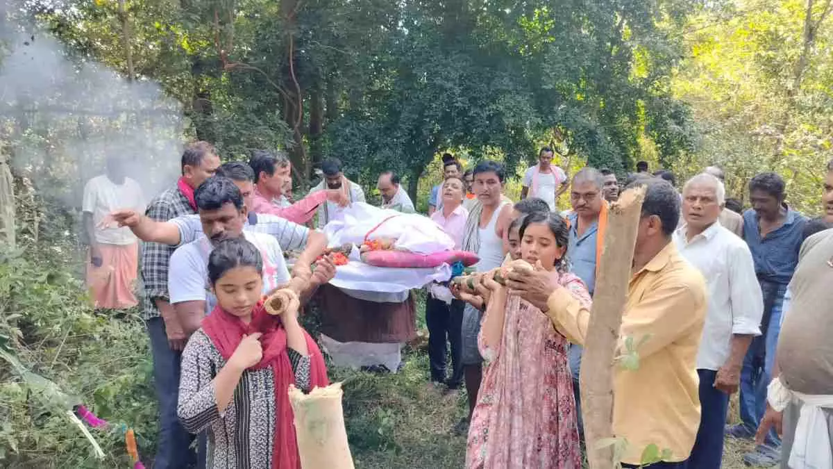 बेटियों ने दी पिता को मुखाग्नि, भावुक हुए ग्रामीण बेटियों ने दी पिता को मुखाग्नि, भावुक हुए ग्रामीण