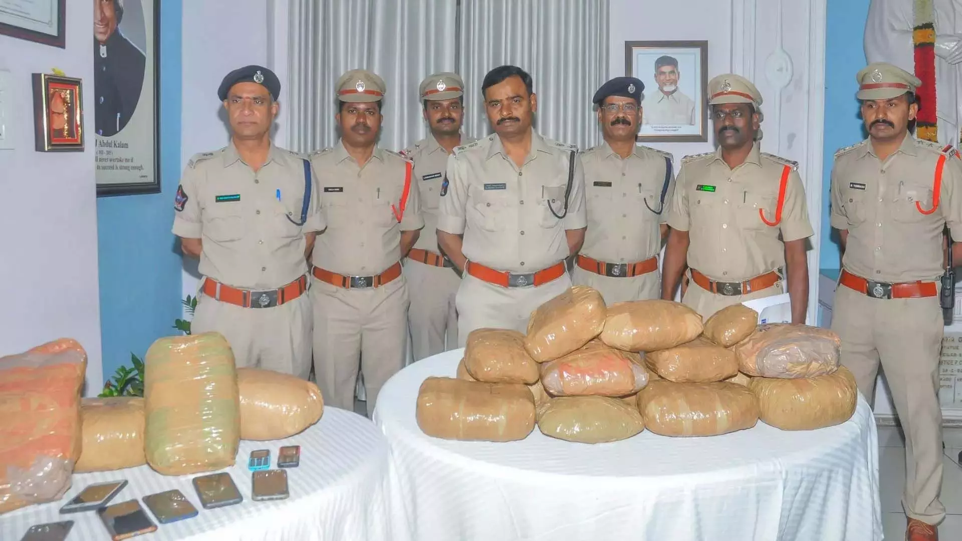 Tirupati: पुलिस ने छापेमारी में 32 किलो गांजा जब्त किया, 17 लोग गिरफ्तार