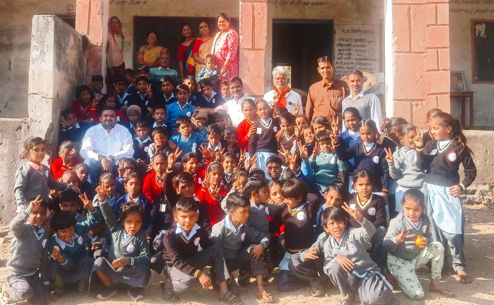 श्री पार्श्वनाथ सेवा संस्थान ने Dhulkheda School में वितरित किये स्वेटर