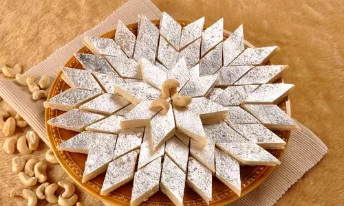 Kaju Kesar Katli: खास अवसर पर घर पर बनाये ये मिठाई Kaju Kesar Katli: खास अवसर पर घर पर बनाये ये मिठाई