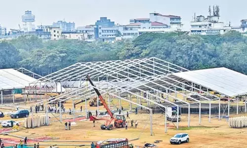 Maharashtra सरकार के भव्य शपथ ग्रहण समारोह के लिए आजाद मैदान तैयार Maharashtra सरकार के भव्य शपथ ग्रहण समारोह के लिए आजाद मैदान तैयार