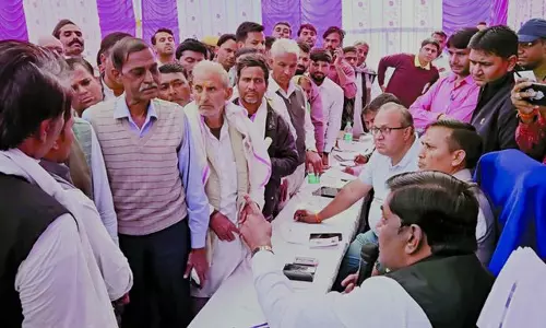 विधायक ने फॉरेस्ट अफसर को लगाई फटकार, ग्रामीणों को परेशान करने का आरोप