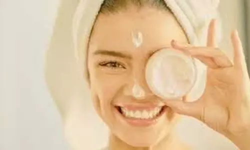 Skin Care: सर्दियों में त्वचा पर तुरंत निखार चाहिए तो चेहरे पर लगाएं ये फेस पैक