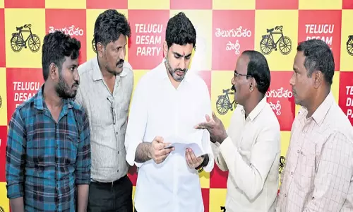 Andhra: मंत्री लोकेश ने जनता की समस्याओं के समाधान के लिए त्वरित कार्रवाई का वादा किया Andhra: मंत्री लोकेश ने जनता की समस्याओं के समाधान के लिए त्वरित कार्रवाई का वादा किया