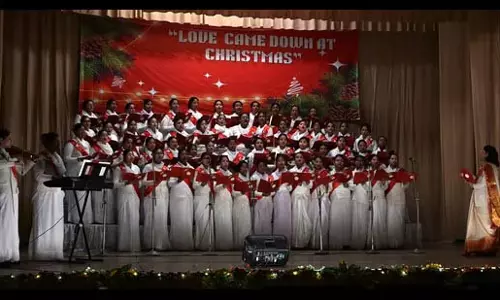 Christmas कैंटटा ने आईटी कॉलेज को क्रिसमस के उत्साह से भर दिया
