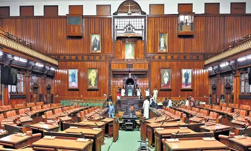 Karnataka: कर्नाटक विधानसभा में विधायकों के लिए टैबलेट उपलब्ध होने की संभावना Karnataka: कर्नाटक विधानसभा में विधायकों के लिए टैबलेट उपलब्ध होने की संभावना