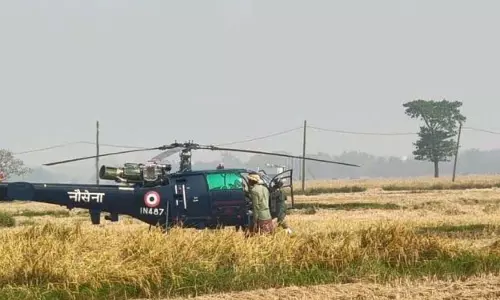 Odisha: भारतीय नौसेना के हेलीकॉप्टर की धान के खेत में आपात लैंडिंग Odisha: भारतीय नौसेना के हेलीकॉप्टर की धान के खेत में आपात लैंडिंग