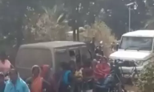 पीएम आवास पर चला बुलडोजर, इस गांव में तनाव की स्थिति पीएम आवास पर चला बुलडोजर, इस गांव में तनाव की स्थिति