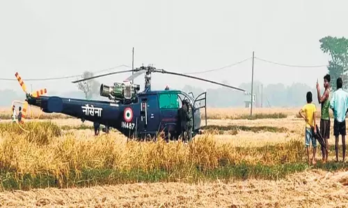Odisha: नौसेना के हेलीकॉप्टर को आपातकालीन लैंडिंग के लिए मजबूर होना पड़ा Odisha: नौसेना के हेलीकॉप्टर को आपातकालीन लैंडिंग के लिए मजबूर होना पड़ा