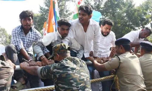 भर्ती परीक्षाओं में ‘अनियमितताओं’ को लेकर NSUI ने Odisha विधानसभा के बाहर विरोध प्रदर्शन किया