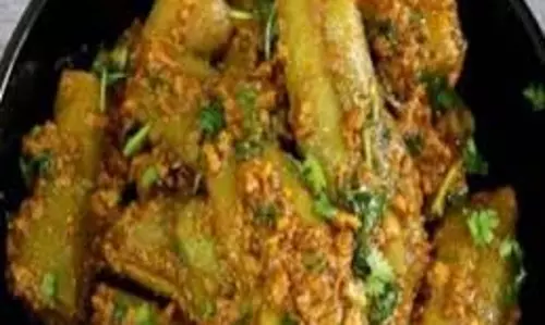 Bharwa Tori Recipe: लंच में बनाएं भरवां तुरई Bharwa Tori Recipe: लंच में बनाएं भरवां तुरई