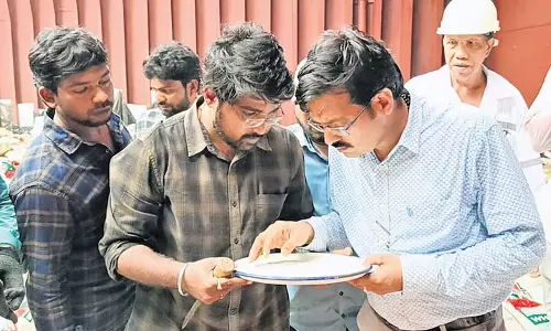 10 सदस्यीय पैनल ने Andhra में जहाज पर चावल का निरीक्षण शुरू किया
