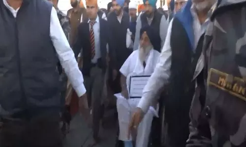 हत्या की कोशिश के एक दिन बाद Sukhbir Badal आनंदपुर साहिब गुरुद्वारे में सेवा करने पहुंचे