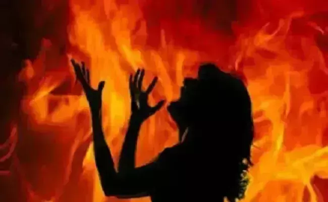 Godda: चूल्हे की आग से झुलसकर महिला की मौत Godda: चूल्हे की आग से झुलसकर महिला की मौत