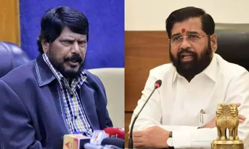 शिंदे होंगे उपमुख्यमंत्री, महागठबंधन की बैठक से जानकारी देते हुए आठवले ने कहा शिंदे होंगे उपमुख्यमंत्री, महागठबंधन की बैठक से जानकारी देते हुए आठवले ने कहा