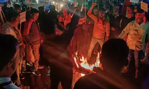 Assam : डिब्रूगढ़ में एचकेडी ने मोहम्मद यूनुस का पुतला जलाया Assam : डिब्रूगढ़ में एचकेडी ने मोहम्मद यूनुस का पुतला जलाया