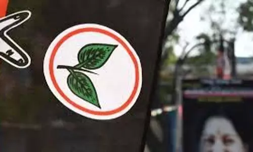 AIADMKs two-leaves symbol: हाईकोर्ट ने चुनाव आयोग के लिए समय सीमा तय की AIADMKs two-leaves symbol: हाईकोर्ट ने चुनाव आयोग के लिए समय सीमा तय की