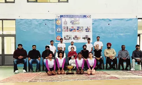 Haryana : गुरु नानक खालसा कॉलेज ने योग कार्यक्रम में चमक बिखेरी