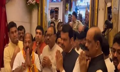 Fadnavis ने शपथ ग्रहण समारोह से पहले श्री सिद्धिविनायक मंदिर में पूजा-अर्चना की Fadnavis ने शपथ ग्रहण समारोह से पहले श्री सिद्धिविनायक मंदिर में पूजा-अर्चना की