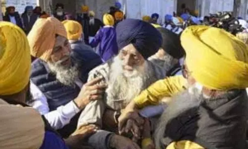 Golden Temple: एक व्यक्ति ने सुखबीर बादल पर गोली चलाने की कोशिश की