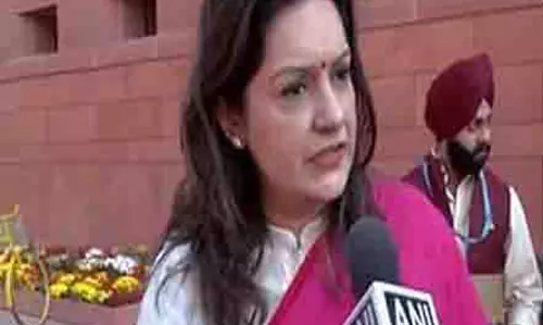 UBT की प्रियंका चतुर्वेदी ने महायुति पर कटाक्ष किया UBT की प्रियंका चतुर्वेदी ने महायुति पर कटाक्ष किया