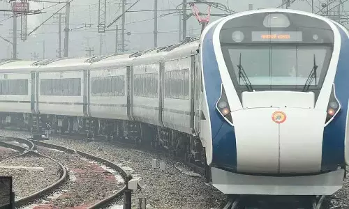 Kerala : तकनीकी खराबी के कारण शोरानूर में कासरगोड-टीवीएम वंदे भारत सेवा रुकी