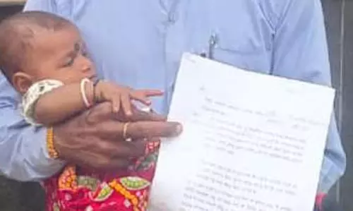 कॉल में थी टीका लगाते वक्त, नर्स की वजह से खतरे में नवजात कॉल में थी टीका लगाते वक्त, नर्स की वजह से खतरे में नवजात