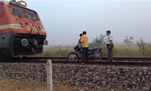 Nizamabad: रेलवे गेटकीपर की त्वरित सोच ने बाइक सवार की जान बचाई